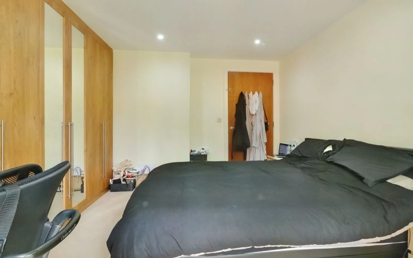 Flat Whitefriars Drive in Greater London