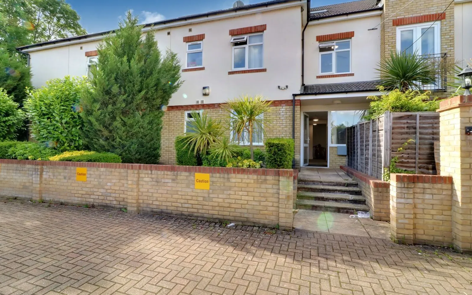 Flat Whitefriars Drive in Greater London