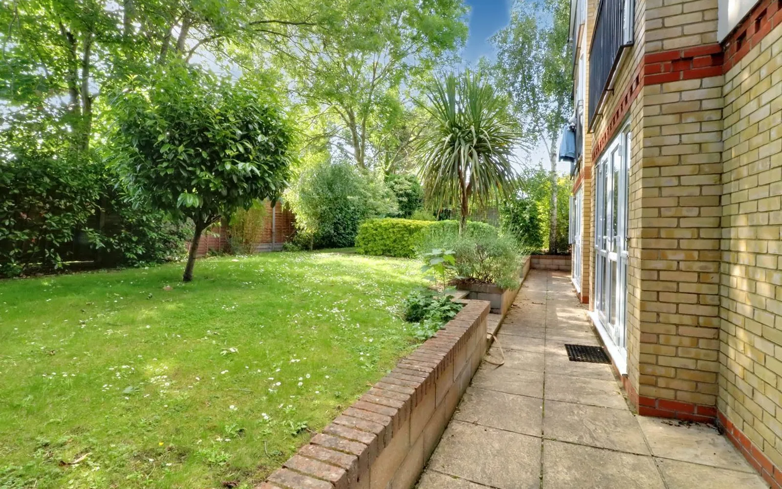 Flat Whitefriars Drive in Greater London
