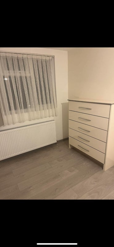 Room Ainslie Wood Road in Greater London