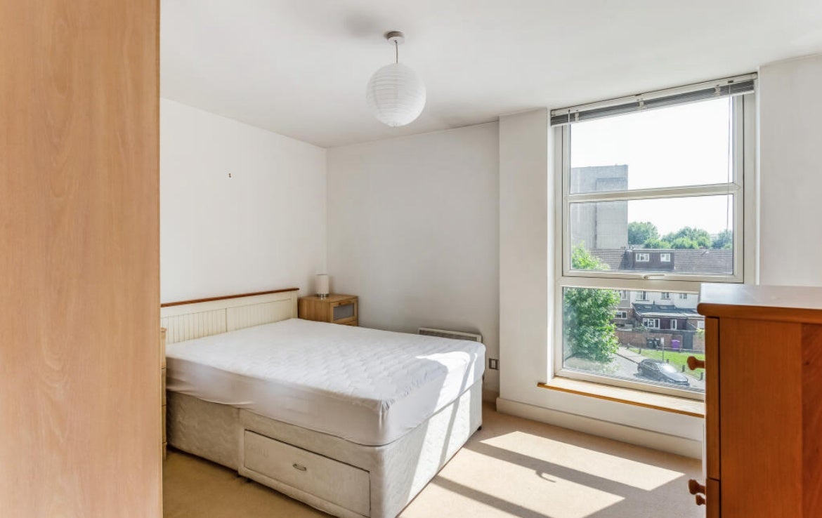 Flat Manchester Road in Greater London