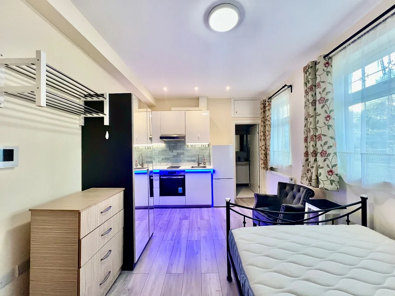Flat Hillcroft Crescent in Greater London