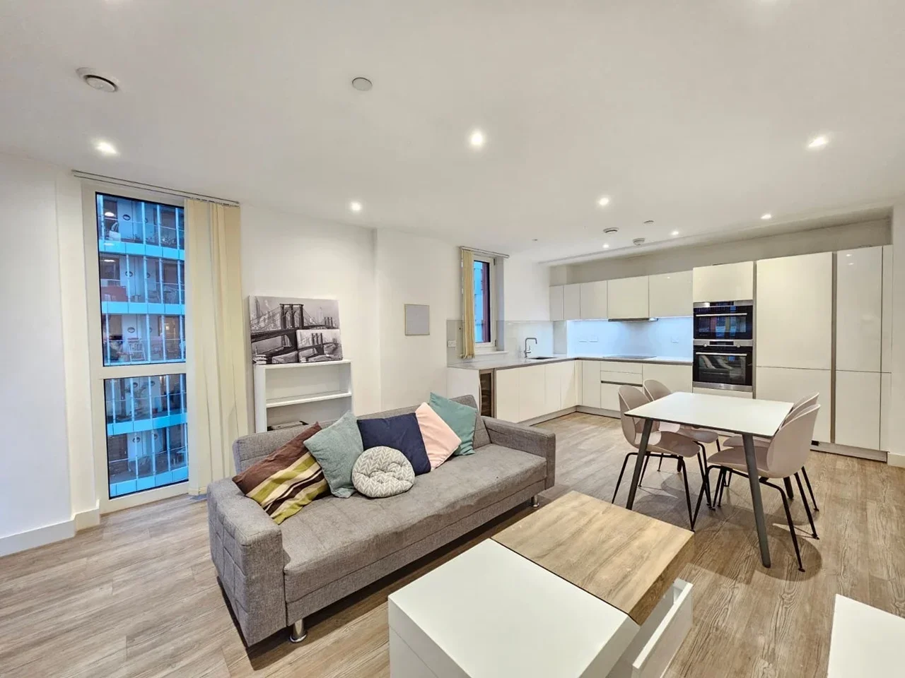 Flat Telegraph Avenue in Greater London