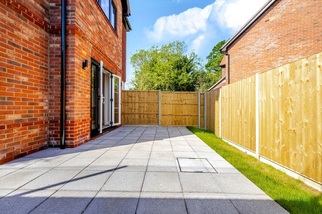 Flat Farleigh Road in Warlingham