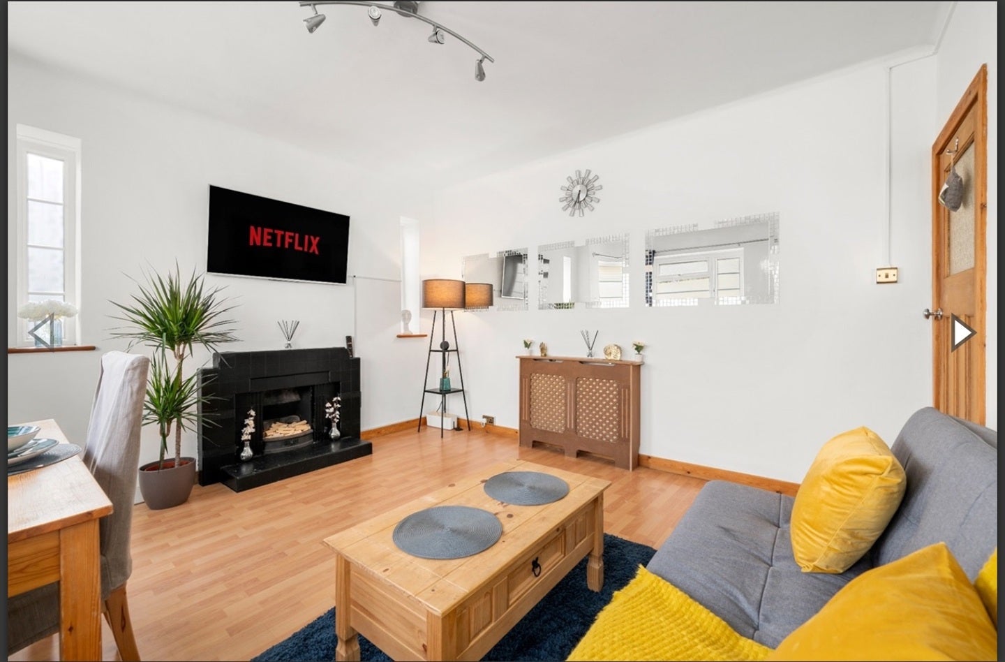 Flat Crownstone Road in Greater London