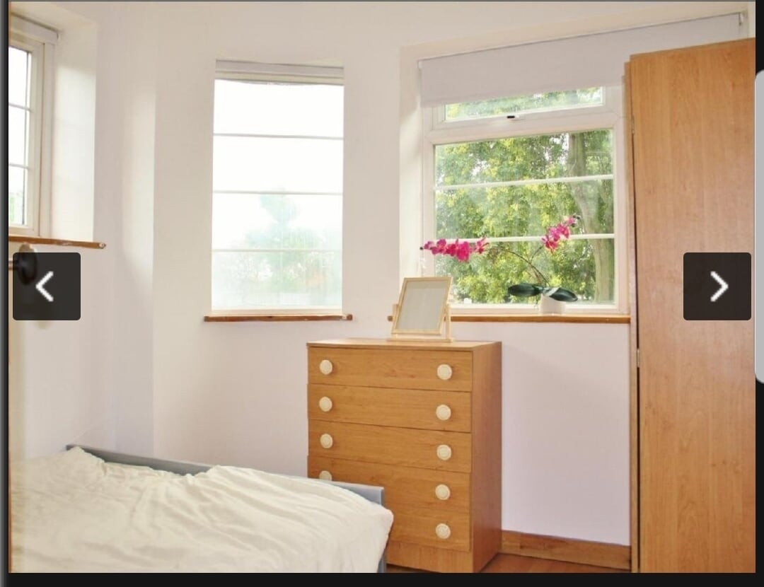 Flat Crownstone Road in Greater London