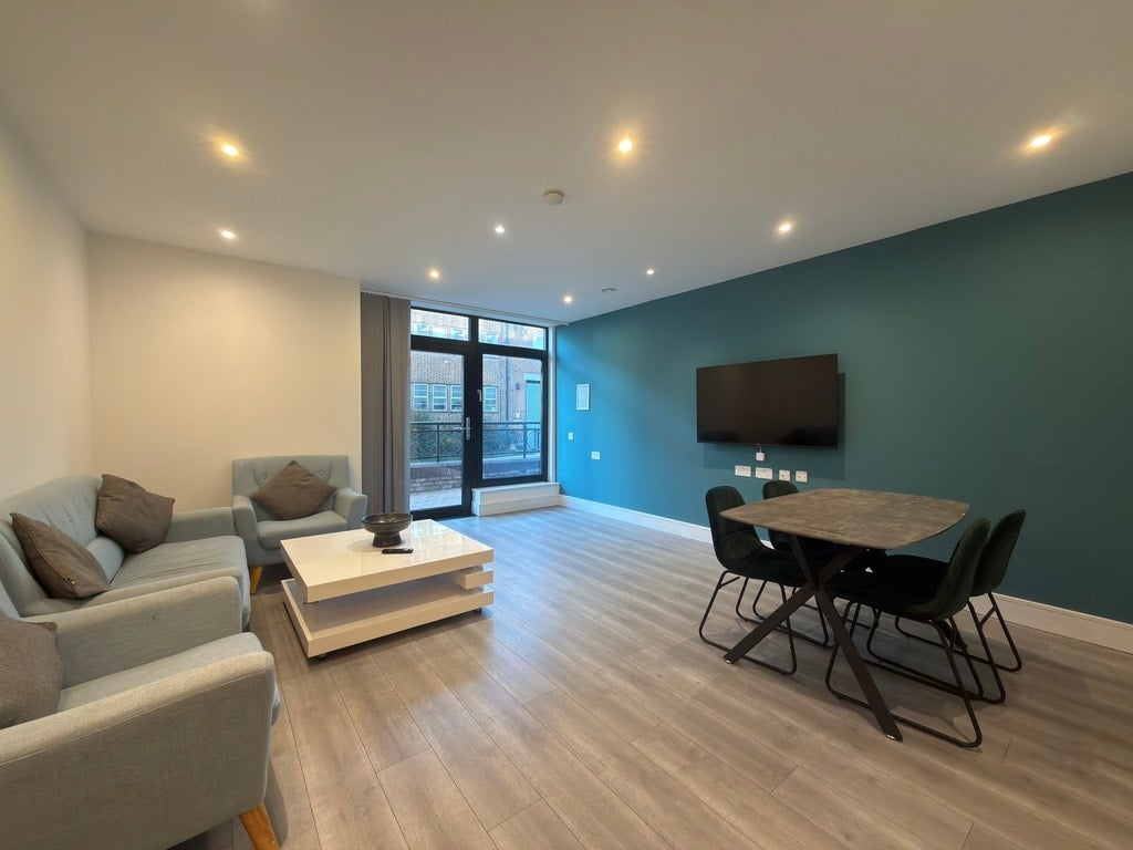 Flat Harlequin Avenue in Greater London