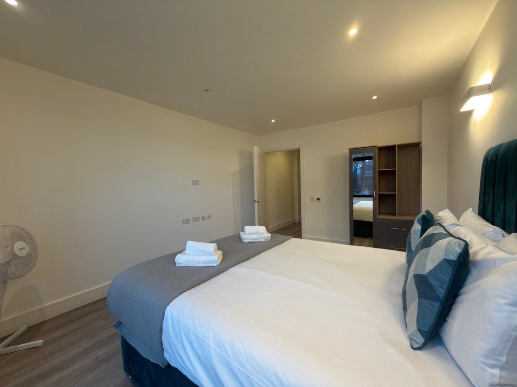 Flat Harlequin Avenue in Greater London