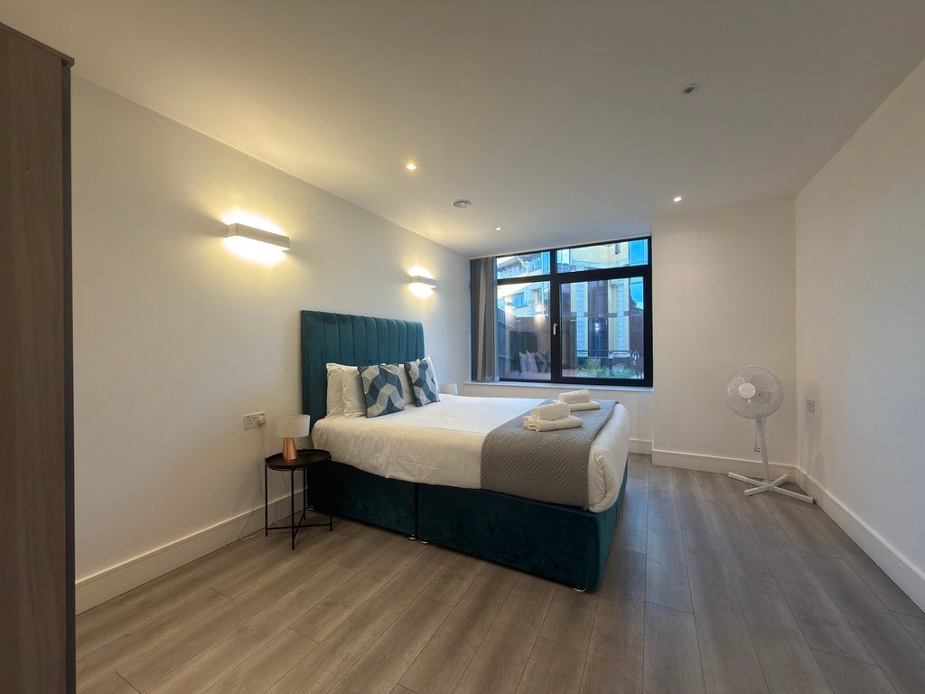 Flat Harlequin Avenue in Greater London