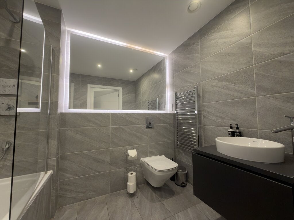 Flat Harlequin Avenue in Greater London