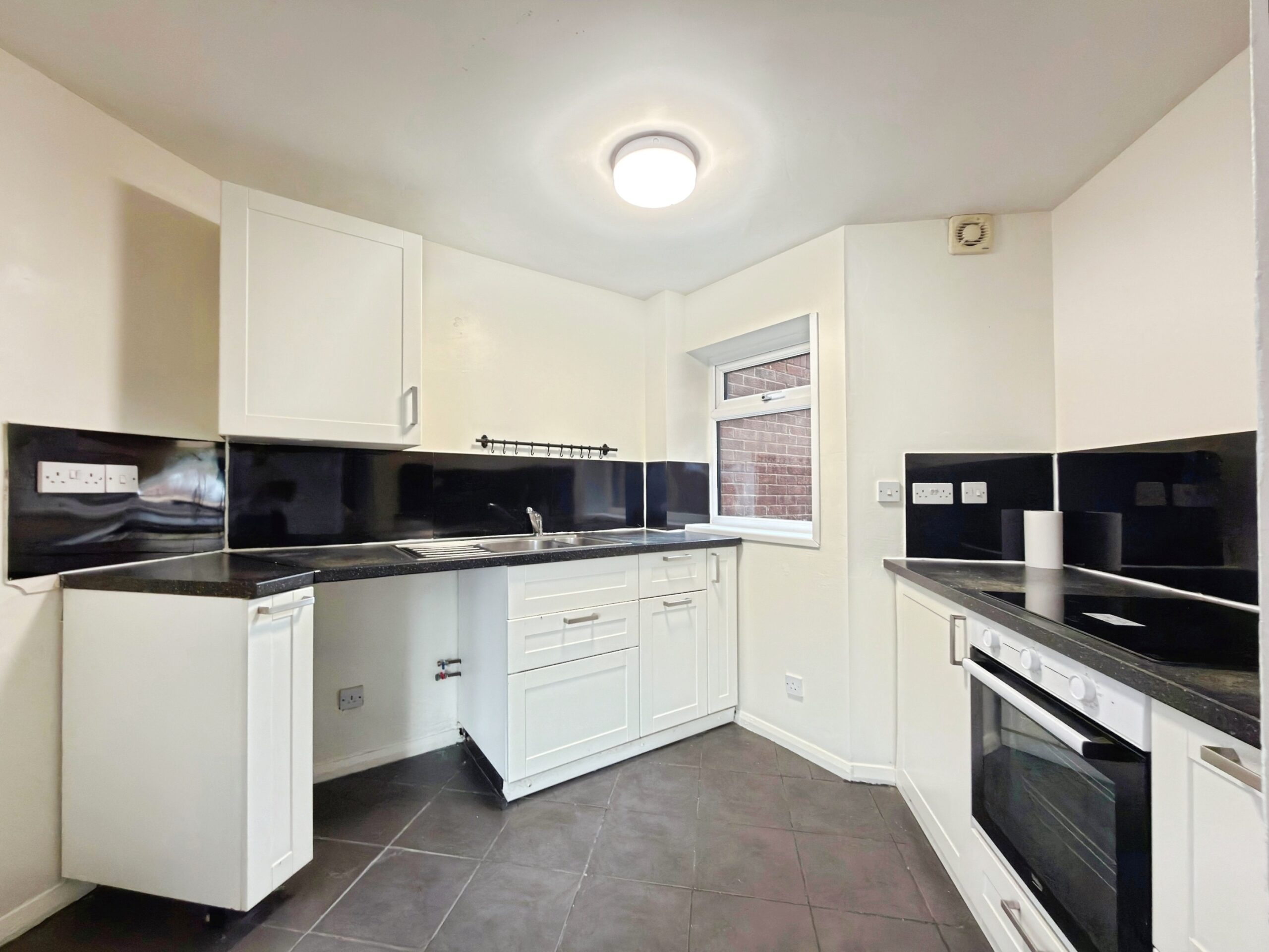 Flat Arisdale Avenue in South Ockendon