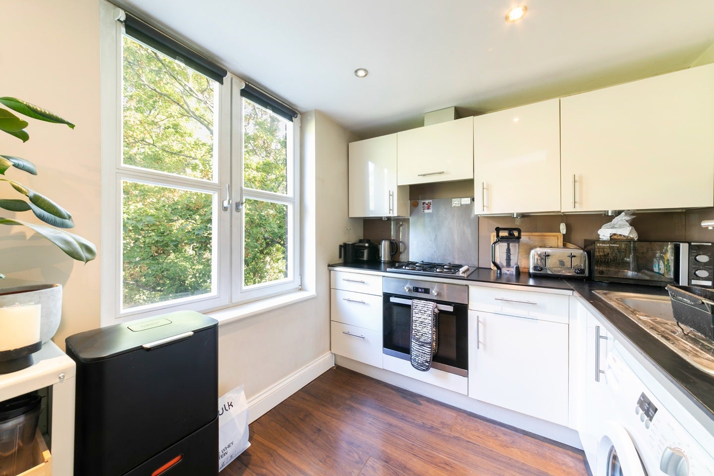 Flat Crescent Road in Greater London