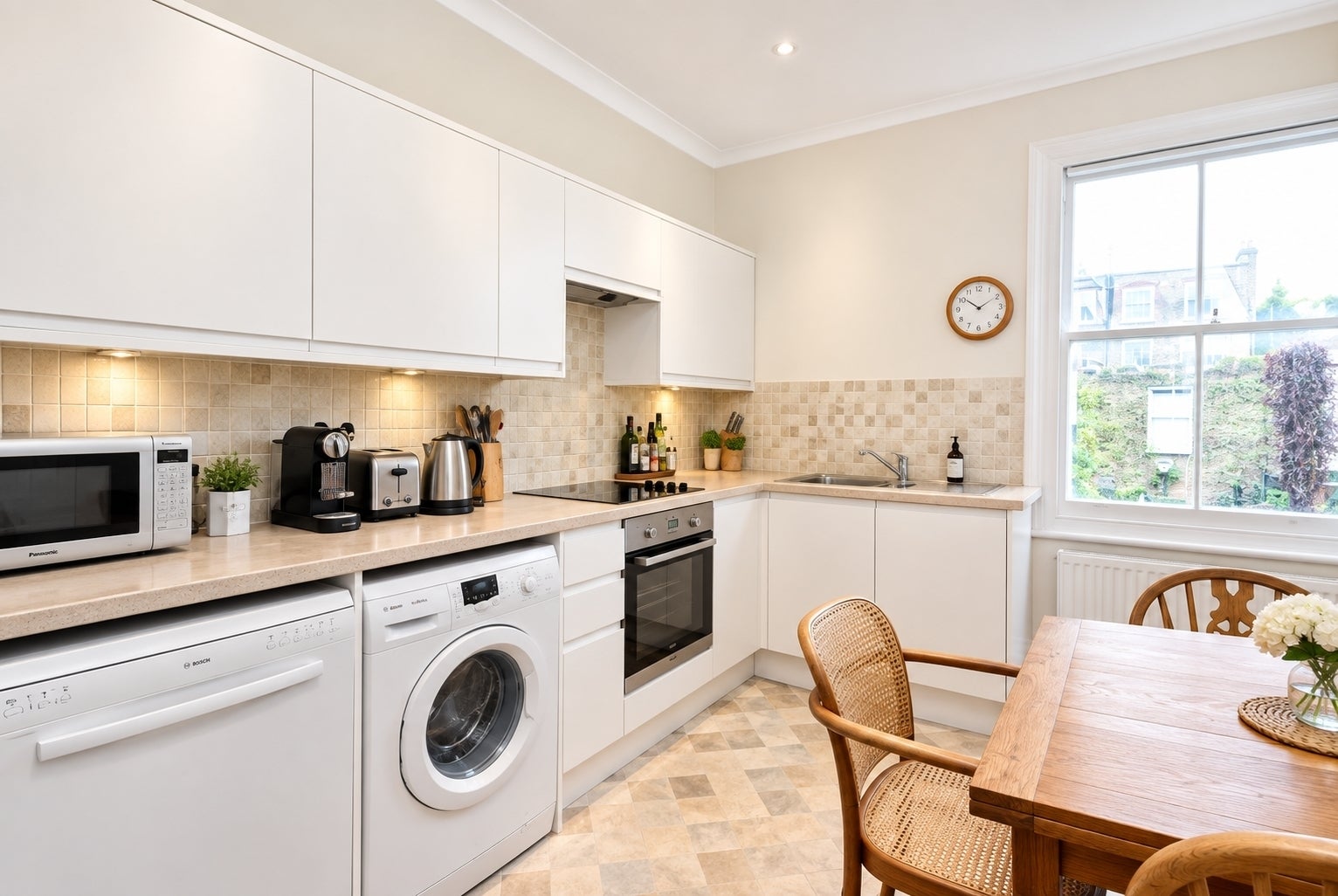 Flat Kelvedon Road in Greater London