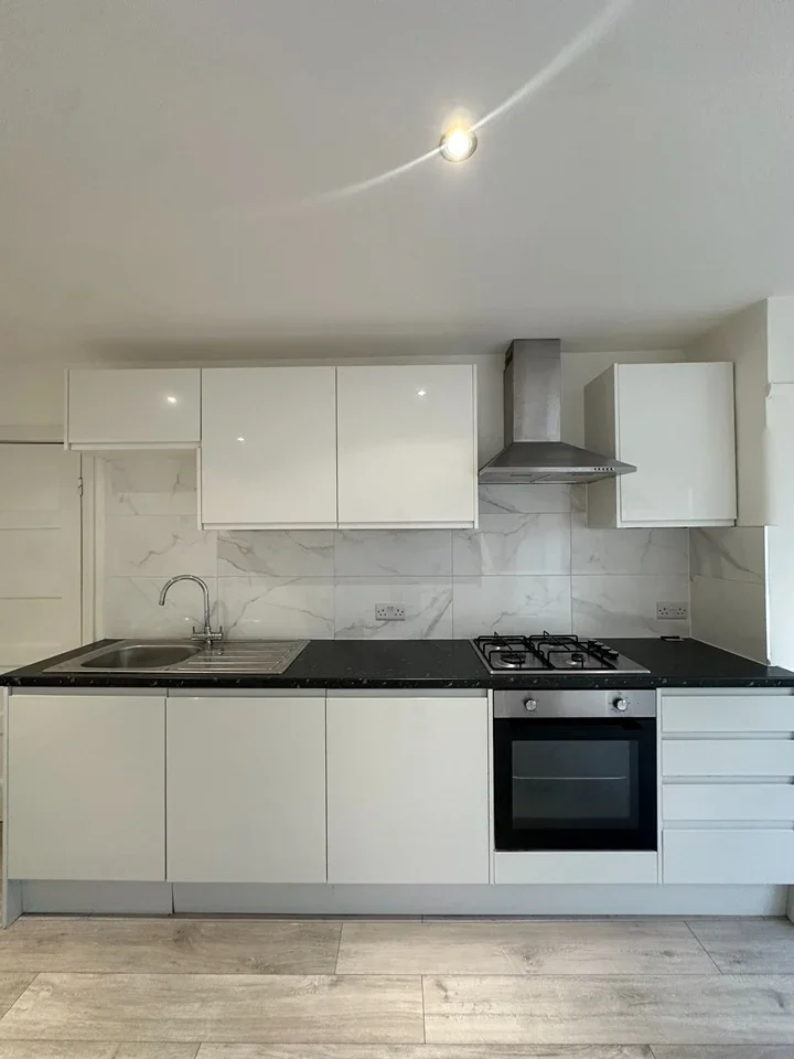 Flat Watford Way in Greater London