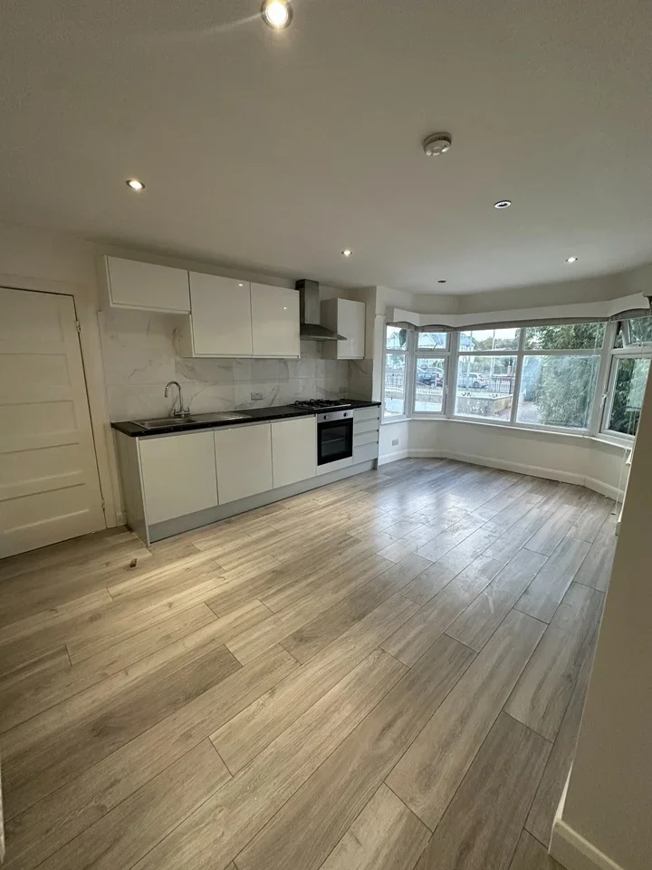 Flat Watford Way in Greater London