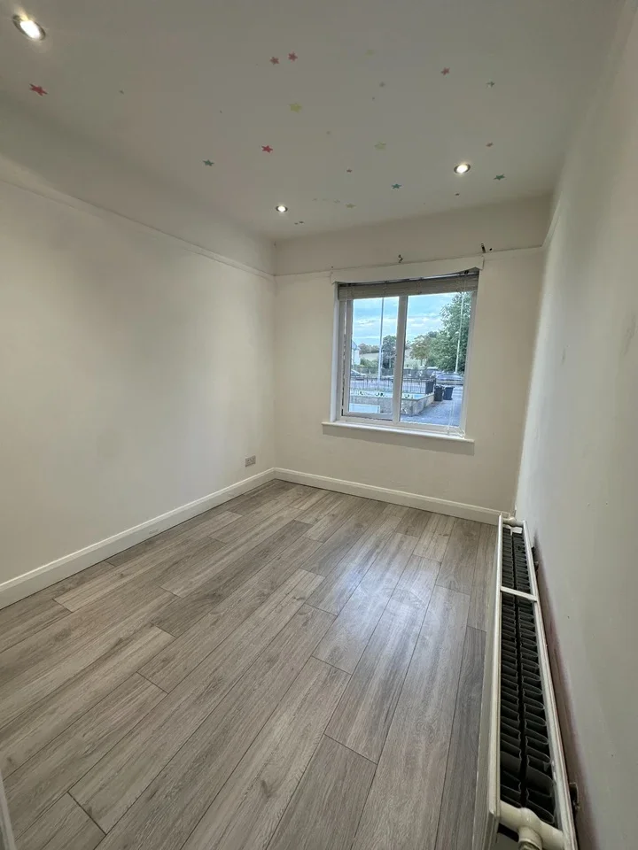 Flat Watford Way in Greater London