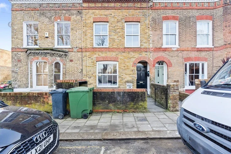 Flat Nursery Road in Greater London