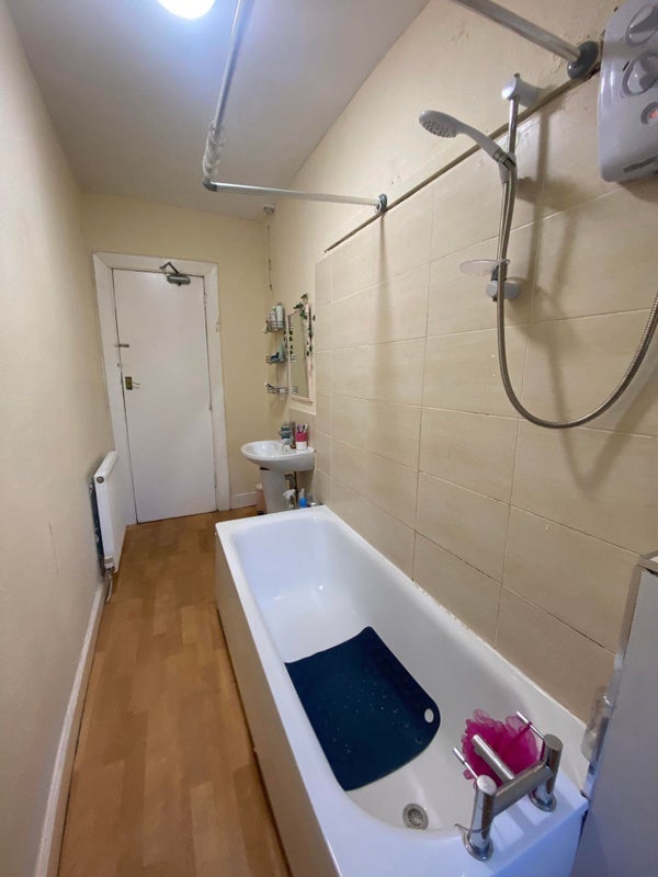 Room Woodlands Road in Glasgow