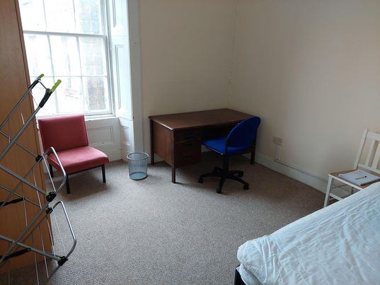 Room Woodlands Road in Glasgow