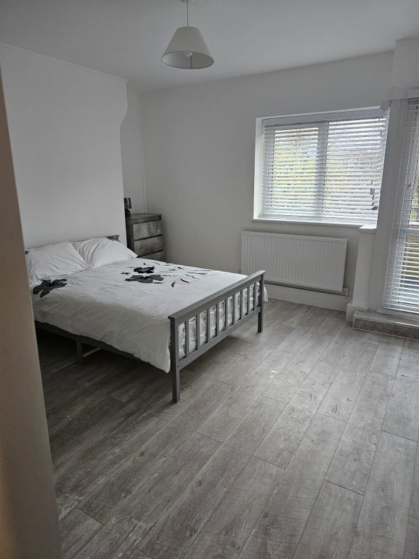 Room Burgess Street in Greater London