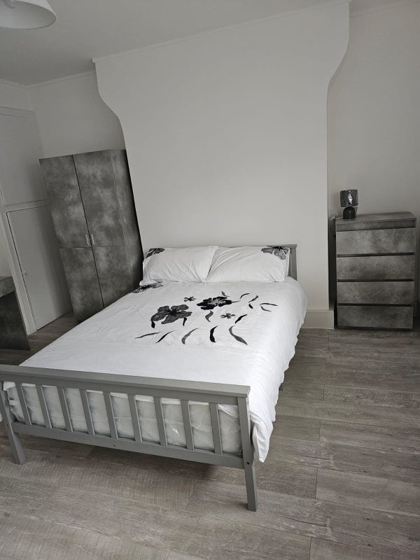 Room Burgess Street in Greater London