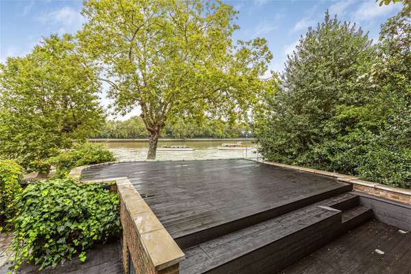 House Ruvigny Gardens in Greater London