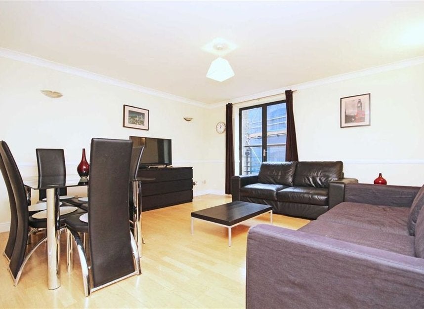 Flat Curlew Street in Greater London