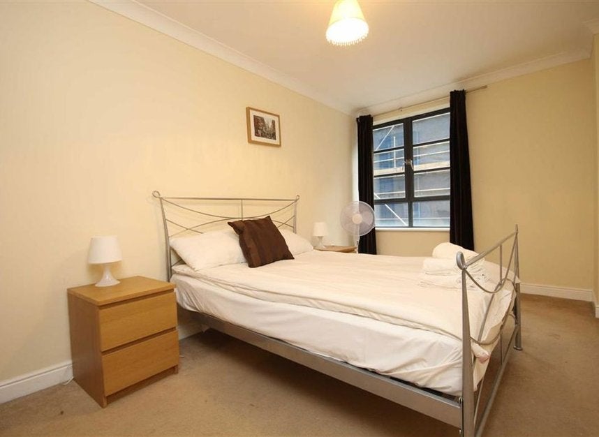 Flat Curlew Street in Greater London