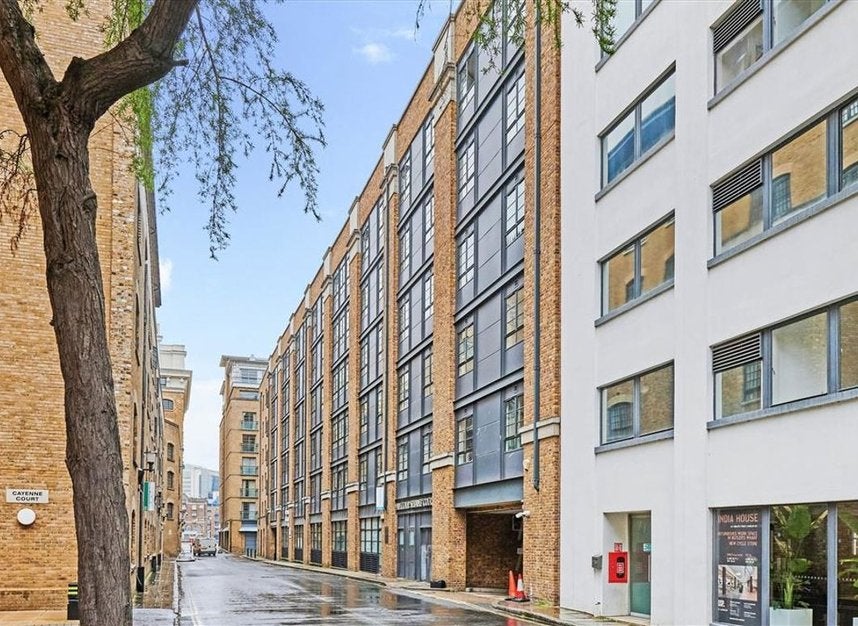 Flat Curlew Street in Greater London