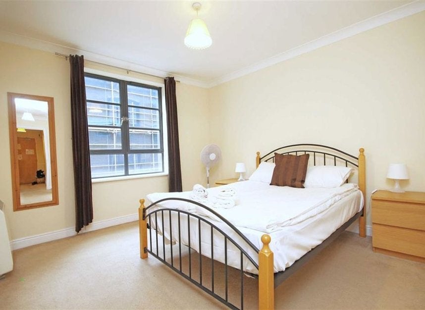 Flat Curlew Street in Greater London