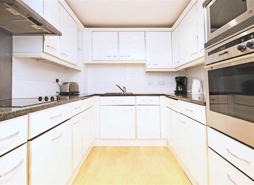 Flat Curlew Street in Greater London