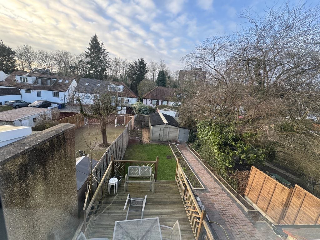Flat Holders Hill Avenue in Greater London