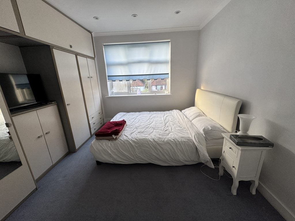 Flat Holders Hill Avenue in Greater London
