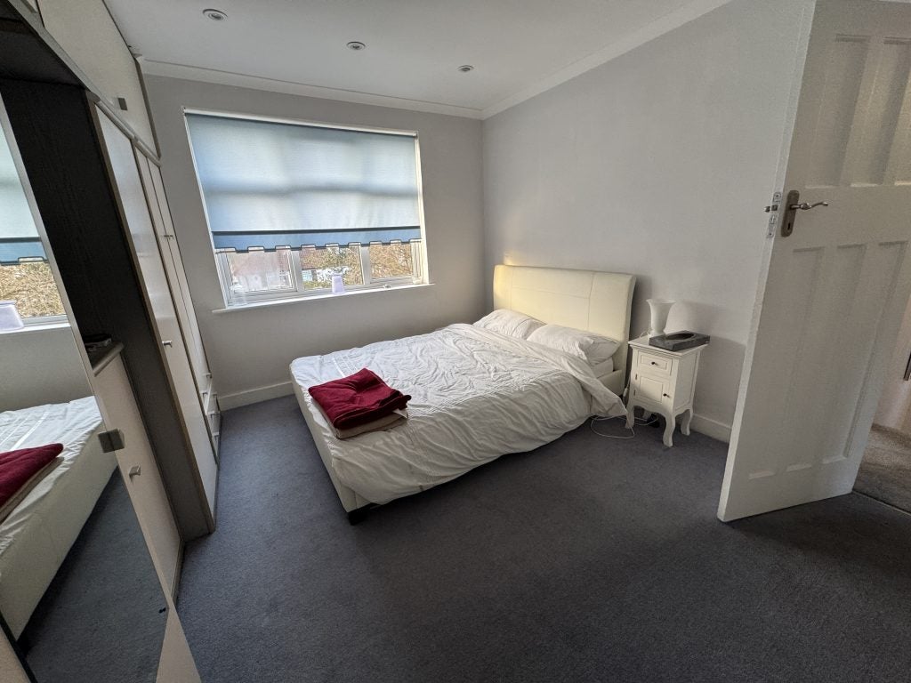 Flat Holders Hill Avenue in Greater London