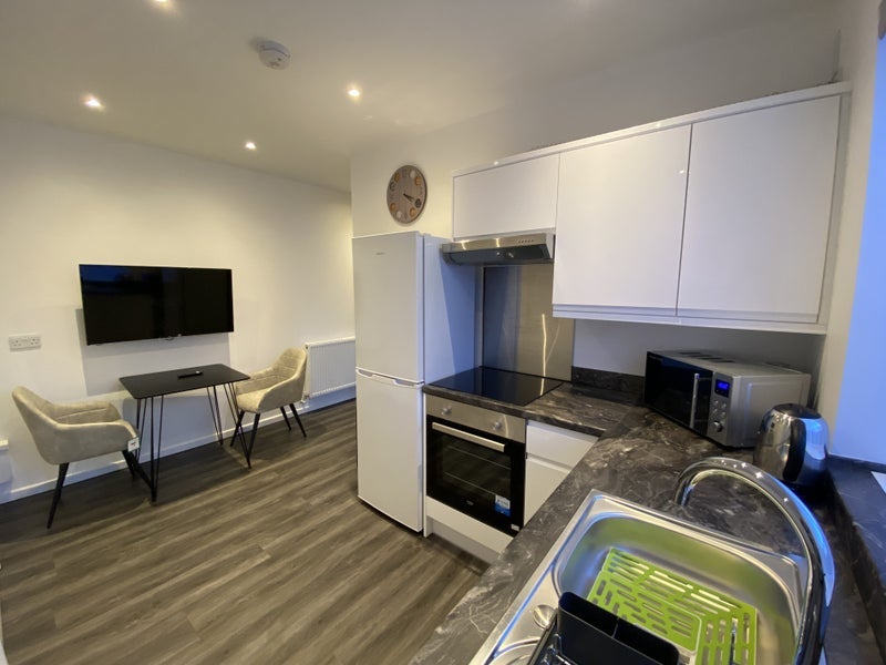 Room Gorse Hill Crescent in Poole