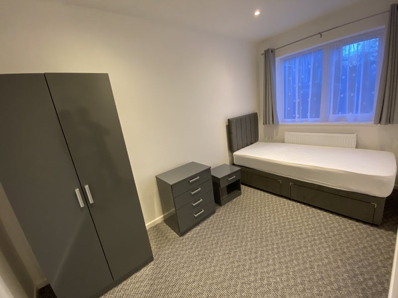 Room Gorse Hill Crescent in Poole
