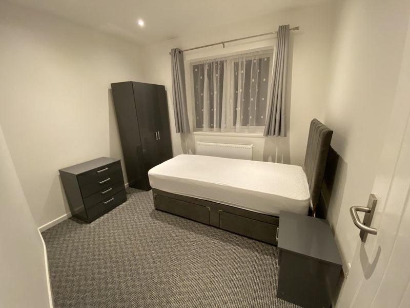 Room Gorse Hill Crescent in Poole