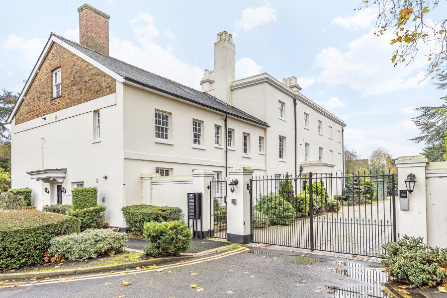 Flat High Street in Greater London