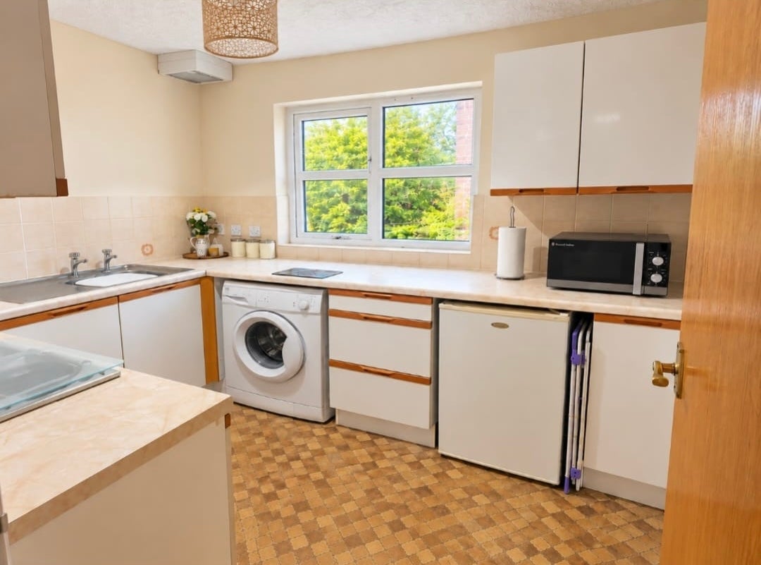 Flat Dilhorne Close in Greater London