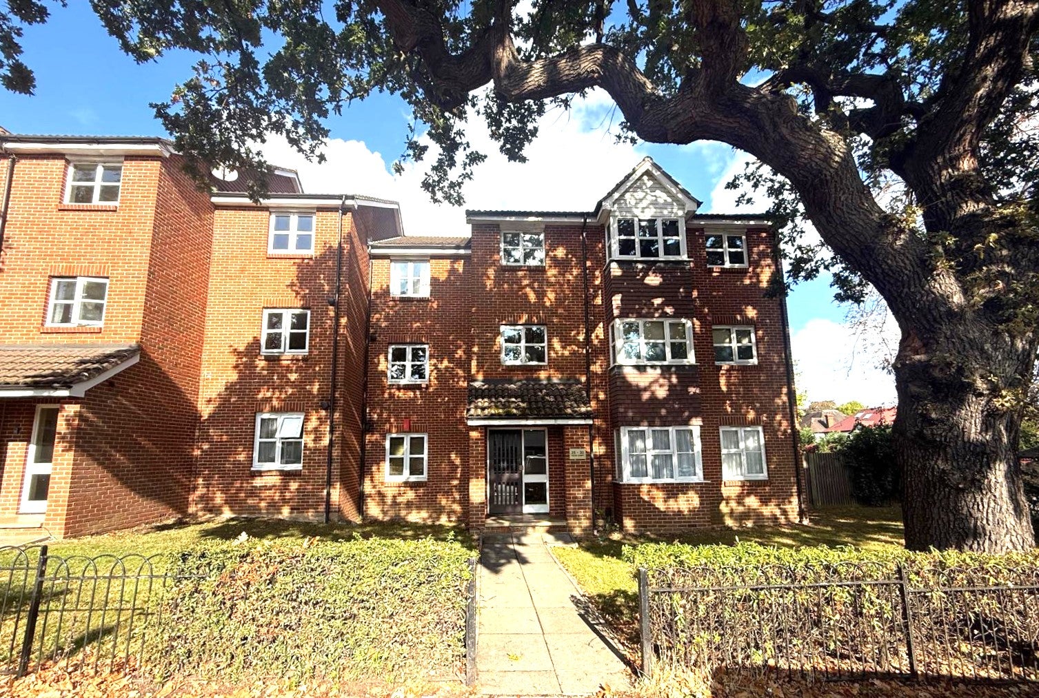 Flat Dilhorne Close in Greater London