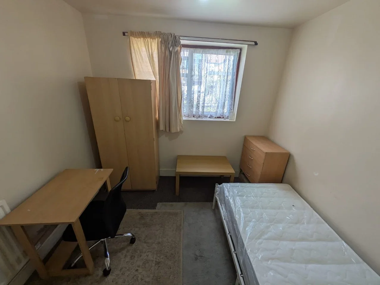 Room Plashet Road in Greater London
