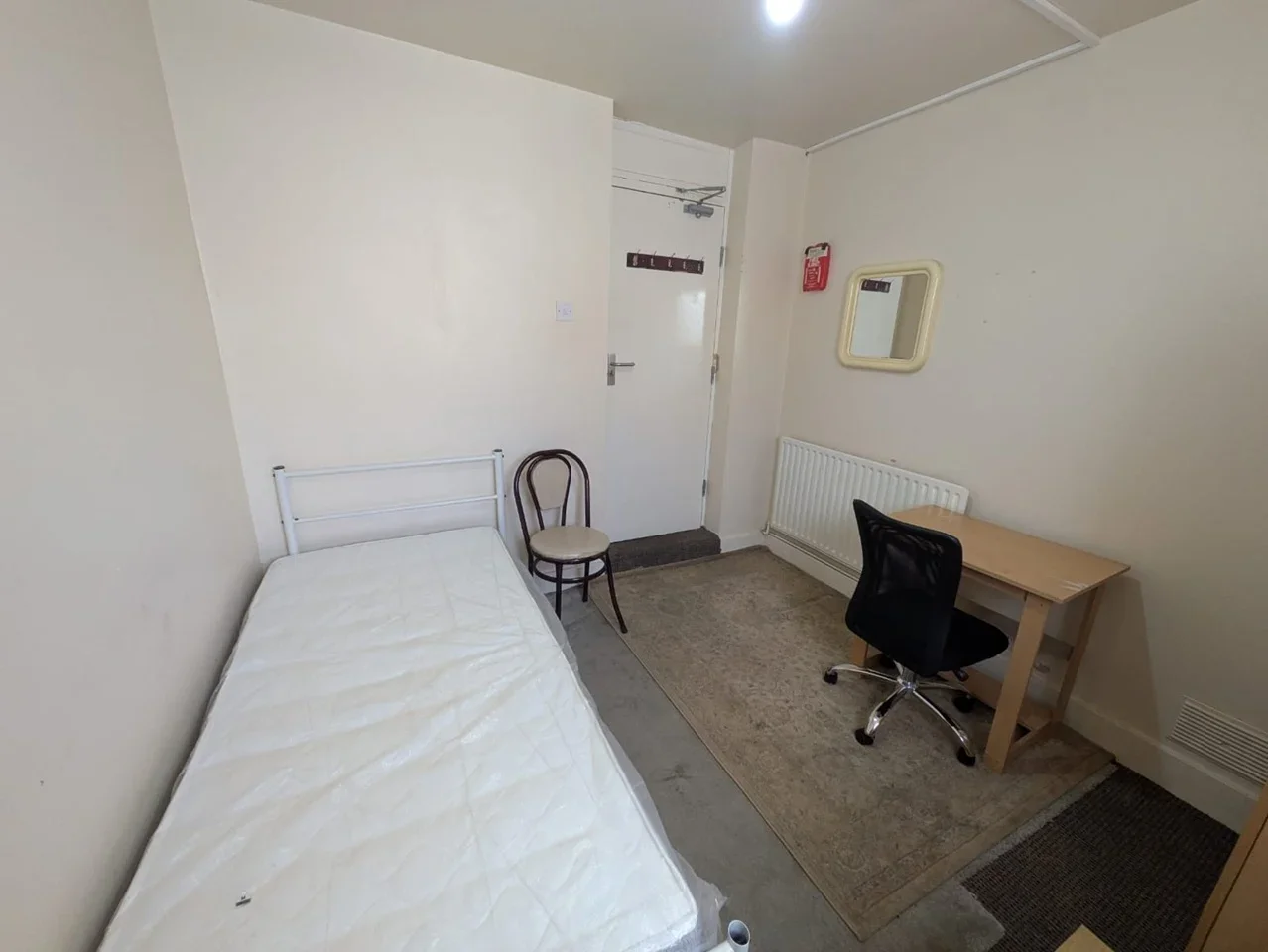 Room Plashet Road in Greater London