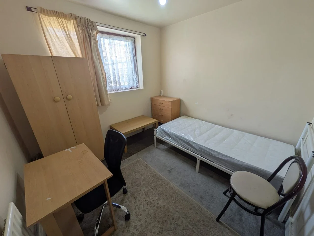 Room Plashet Road in Greater London