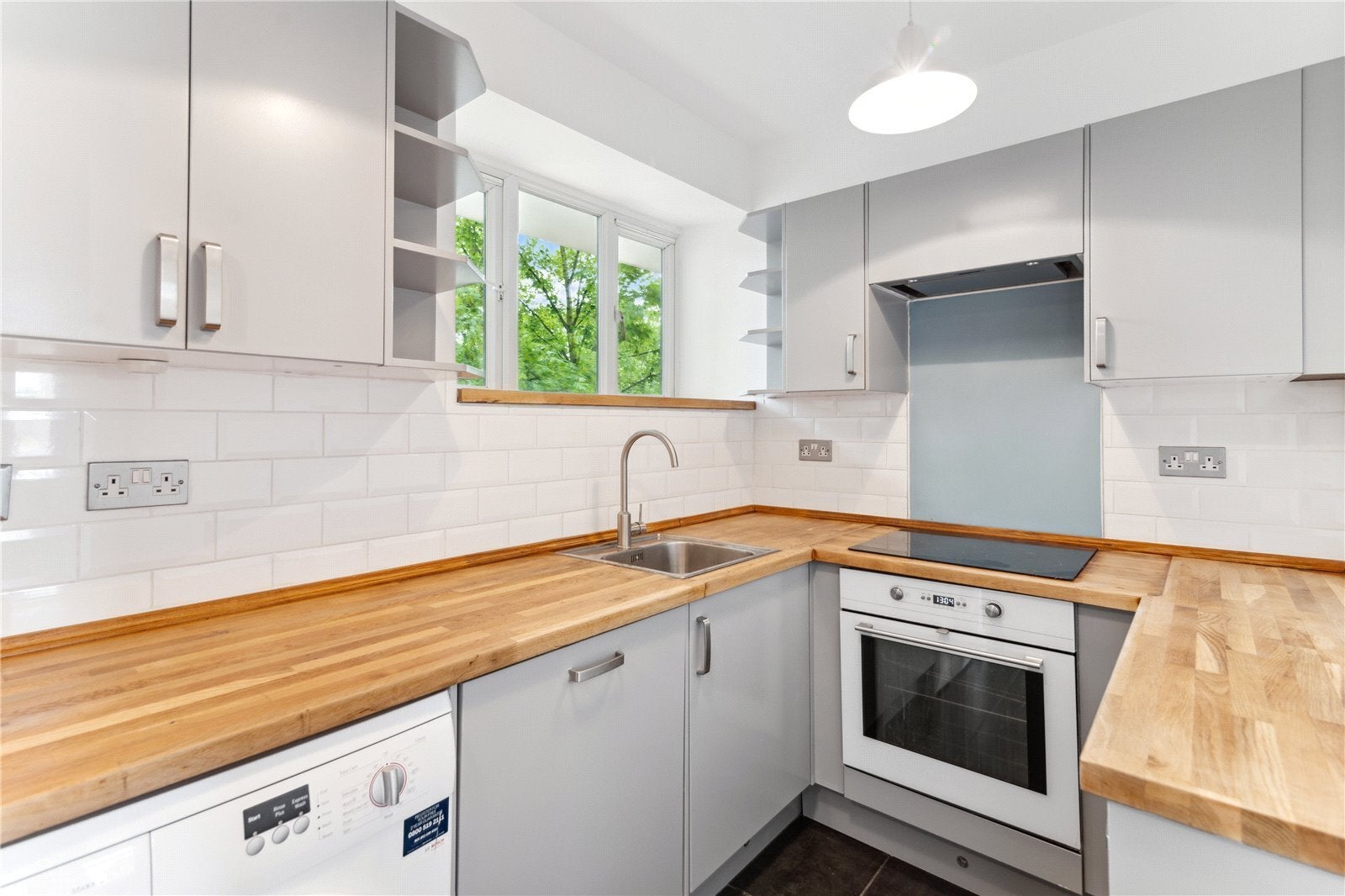 Flat Upper Richmond Road in Greater London