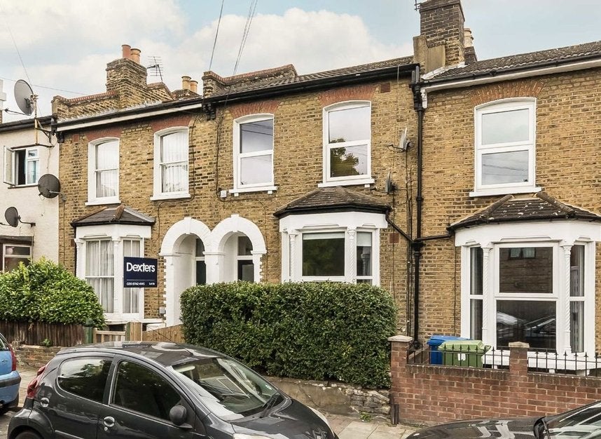 Flat Hollydale Road in Greater London