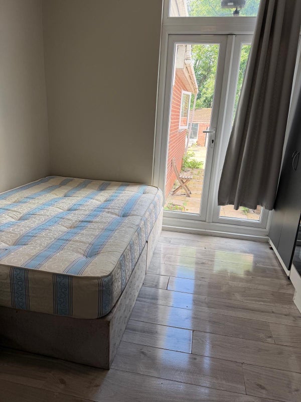 Room Pinner Road in Greater London