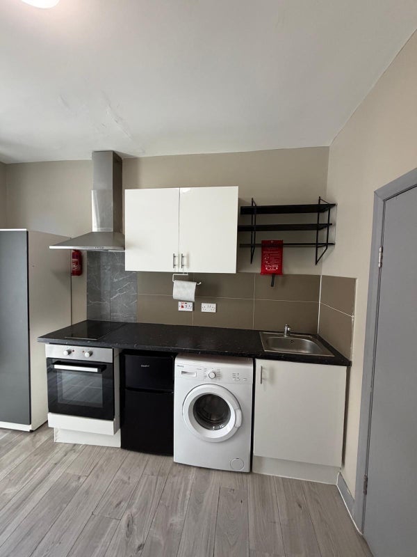 Room Pinner Road in Greater London