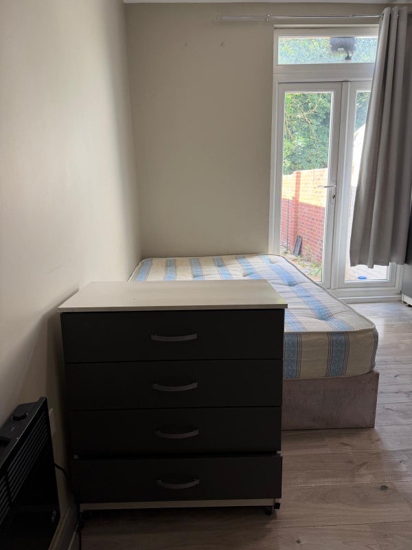 Room Pinner Road in Greater London