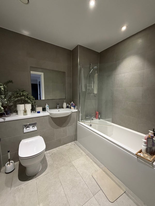 Room Parkes Street in Greater London
