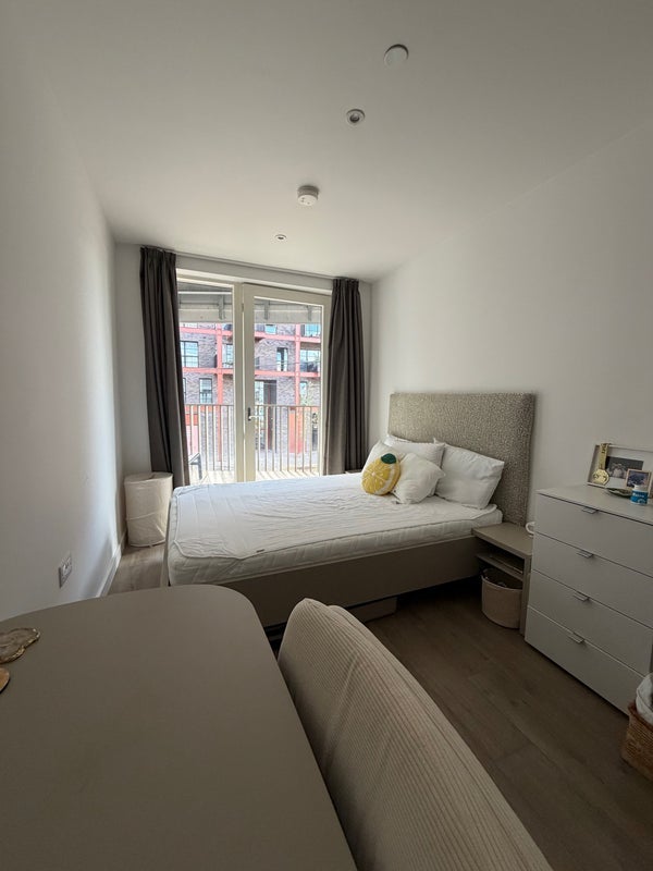 Room Parkes Street in Greater London